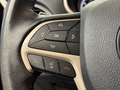 Used 2016 Jeep Cherokee Altitude w/ Cold Weather Group image 32