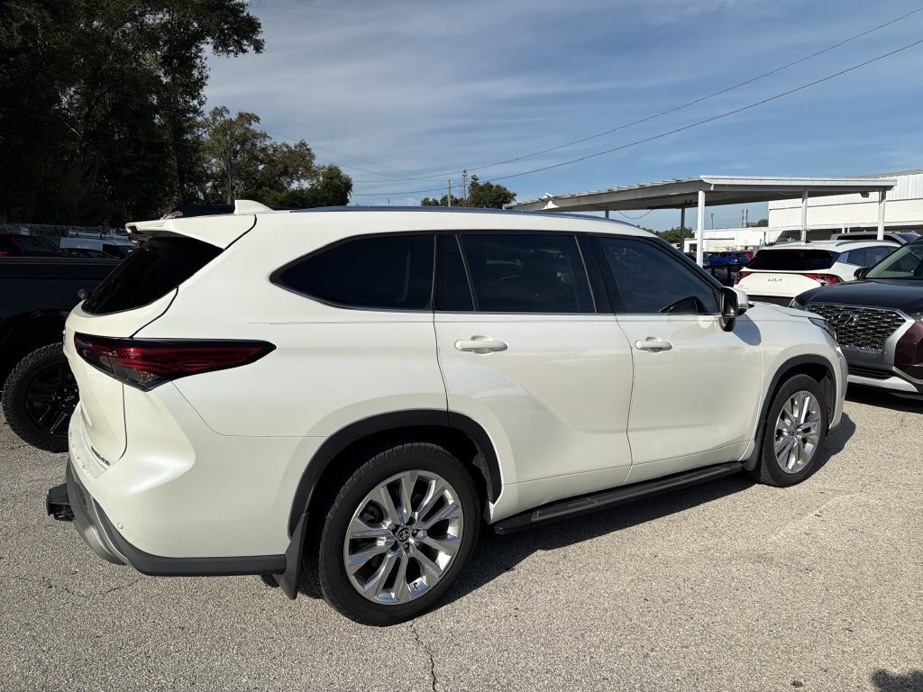 Used 2021 Toyota Highlander Limited AWD/4WD image 3