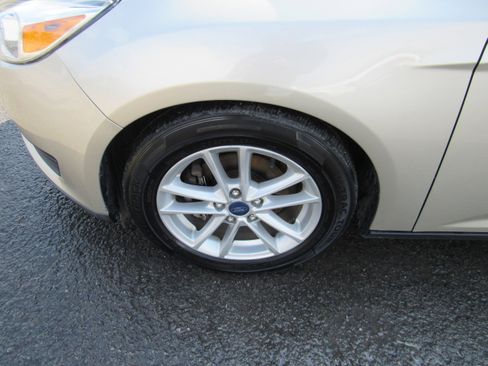 Used 2018 Ford Focus SE w/ Cold Weather Package FWD image 13