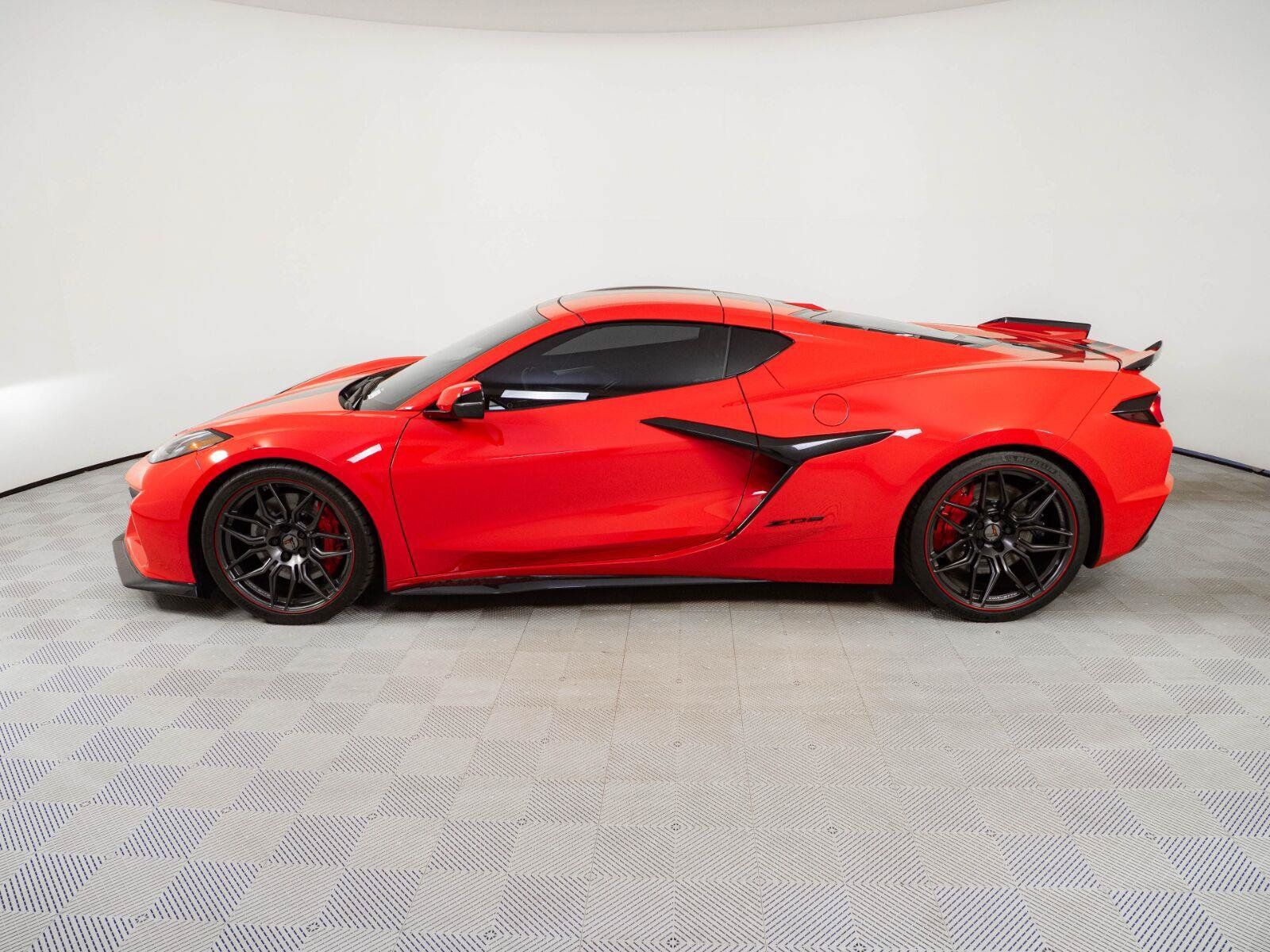 Used 2024 Chevrolet Corvette Z06 RWD image 31
