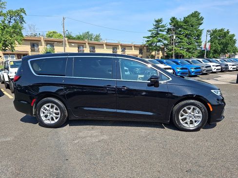 Used 2024 Chrysler Pacifica Touring-L FWD image 4