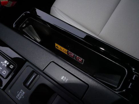 Used 2025 Toyota Prius Limited image 33