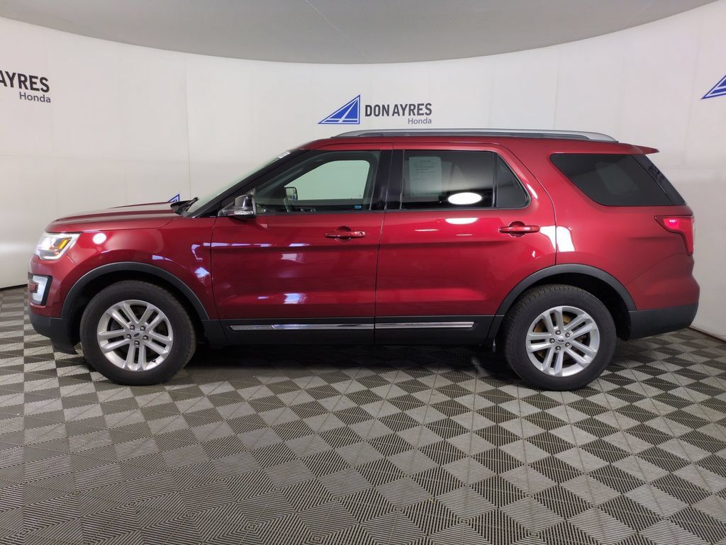 Used 2017 Ford Explorer XLT w/ Equipment Group 201A FWD image 2