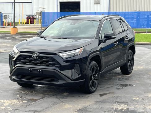 Used 2022 Toyota RAV4 XLE AWD/4WD image 3