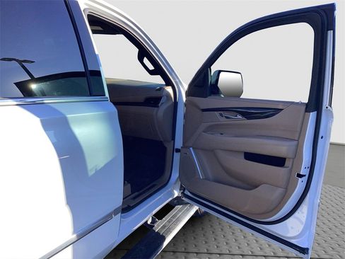 Used 2019 Cadillac Escalade Platinum image 29