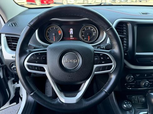 Used 2017 Jeep Cherokee Trailhawk AWD/4WD image 7