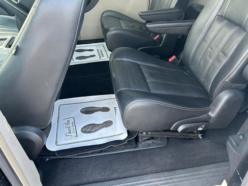 Used 2013 Chrysler Town & Country Touring-L w/ Driver Convenience Group image 9