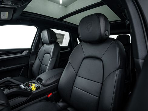 Certified 2025 Porsche Cayenne image 22