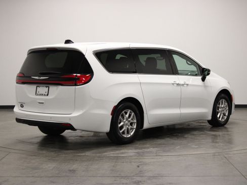 Used 2025 Chrysler Pacifica Select FWD image 8