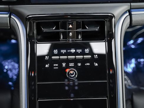 Certified 2025 Porsche Panamera image 20