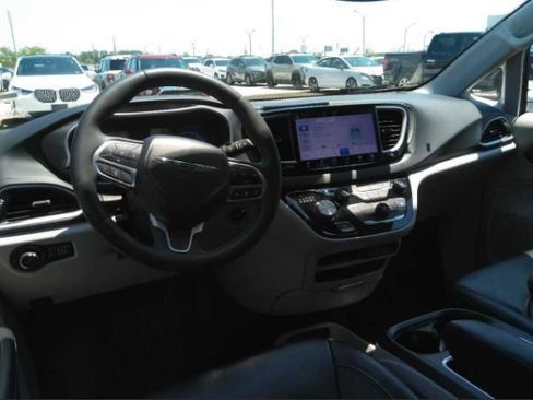 Used 2023 Chrysler Pacifica Touring-L FWD image 6