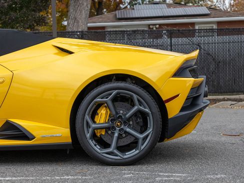 Used 2024 Lamborghini Huracan EVO image 24