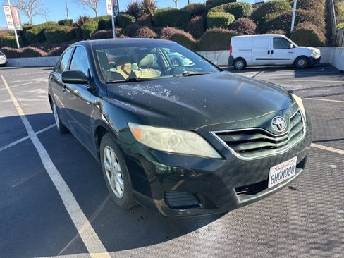 Used 2010 Toyota Camry LE image 1