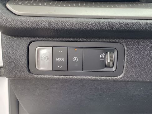 Used 2025 Chevrolet Traverse LT FWD image 19