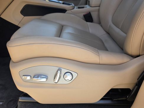 Used 2023 Porsche Macan AWD/4WD image 14