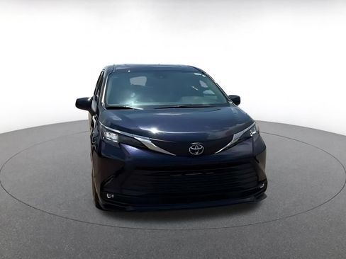 Used 2025 Toyota Sienna XLE FWD image 4