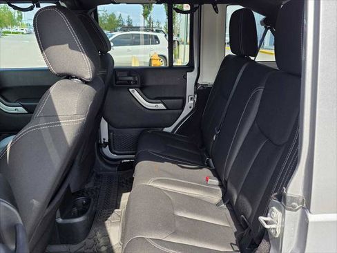 Used 2017 Jeep Wrangler Unlimited Sahara w/ Connectivity Group AWD/4WD image 16