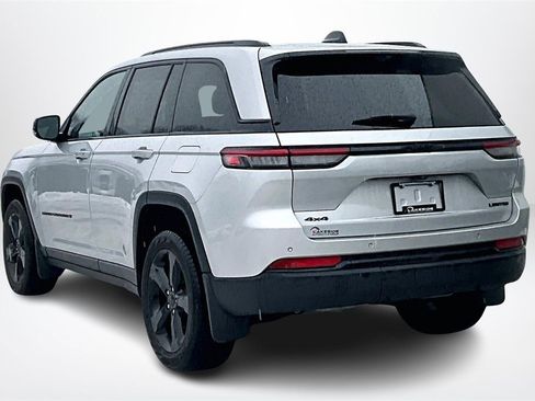 Used 2023 Jeep Grand Cherokee Limited w/ Luxury Tech Group II image 4