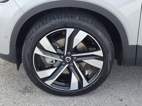Used 2025 Volvo XC40 B5 Plus image 7
