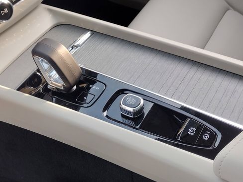 Certified 2025 Volvo XC60 T8 Plus w/ Protection Package Premier image 19