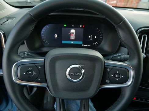 Used 2025 Volvo XC40 B5 Plus image 23