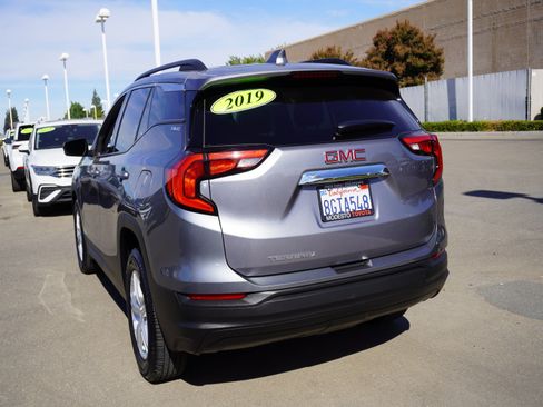 Used 2019 GMC Terrain SLE w/ Driver Convenience Package FWD image 9