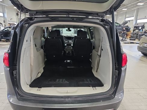 Used 2018 Chrysler Pacifica Touring-L image 27