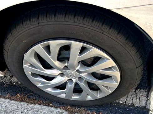 Used 2019 Toyota Corolla LE image 30