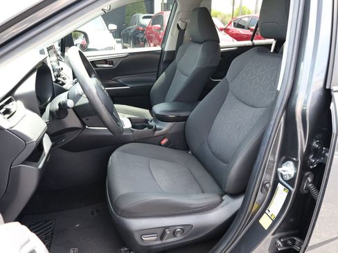 Used 2021 Toyota RAV4 XLE w/ Convenience Package FWD image 14