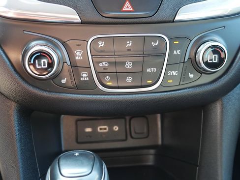 Used 2020 Chevrolet Equinox LT w/ Driver Convenience Package FWD image 24