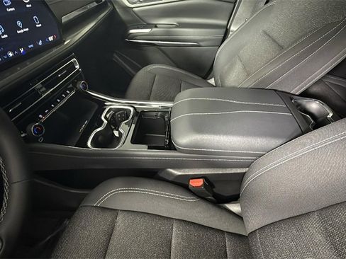 Used 2024 Chevrolet Traverse LT image 25