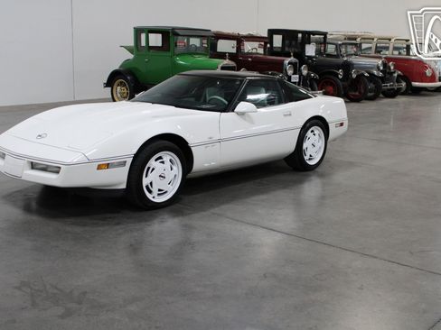 Used 1988 Chevrolet Corvette Coupe image 3