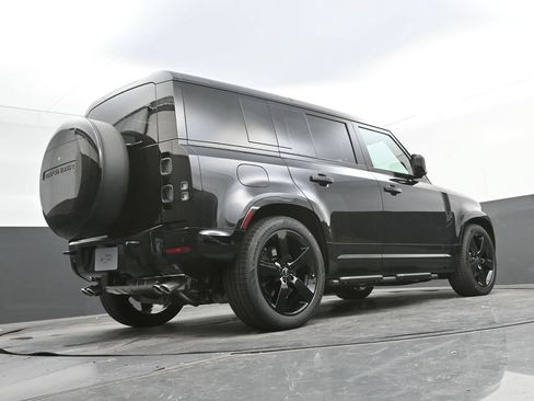 Used 2025 Land Rover Defender 110 V8 AWD/4WD image 38