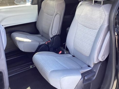 Used 2025 Toyota Sienna LE image 9