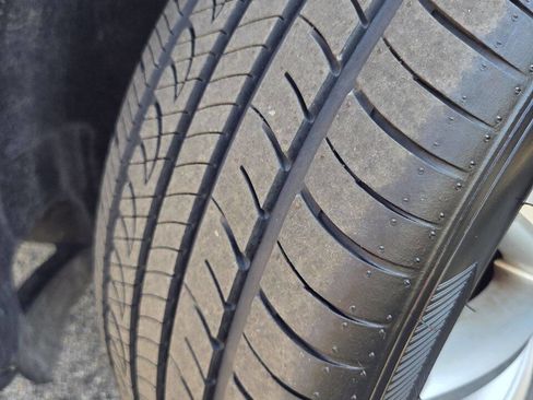 Used 2011 Volkswagen Tiguan SE image 17