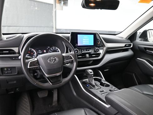 Certified 2024 Toyota Highlander XLE image 20