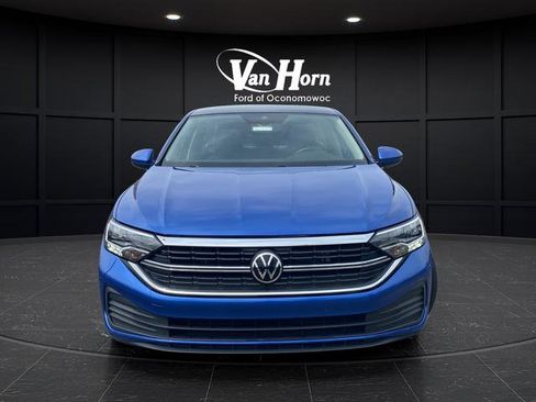 Used 2023 Volkswagen Jetta SE w/ Panoramic Sunroof Package FWD image 2