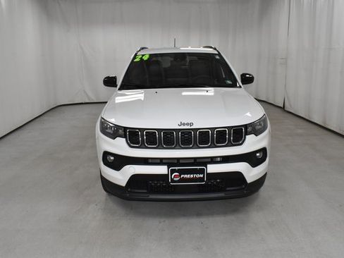Used 2024 Jeep Compass Latitude image 4