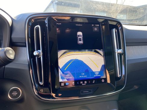 Used 2025 Volvo XC40 B5 Core image 39