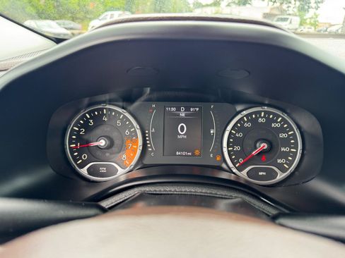 Used 2015 Jeep Renegade Latitude FWD image 32