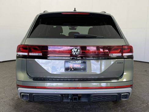 Used 2025 Volkswagen Atlas Peak Edition SE AWD/4WD image 6