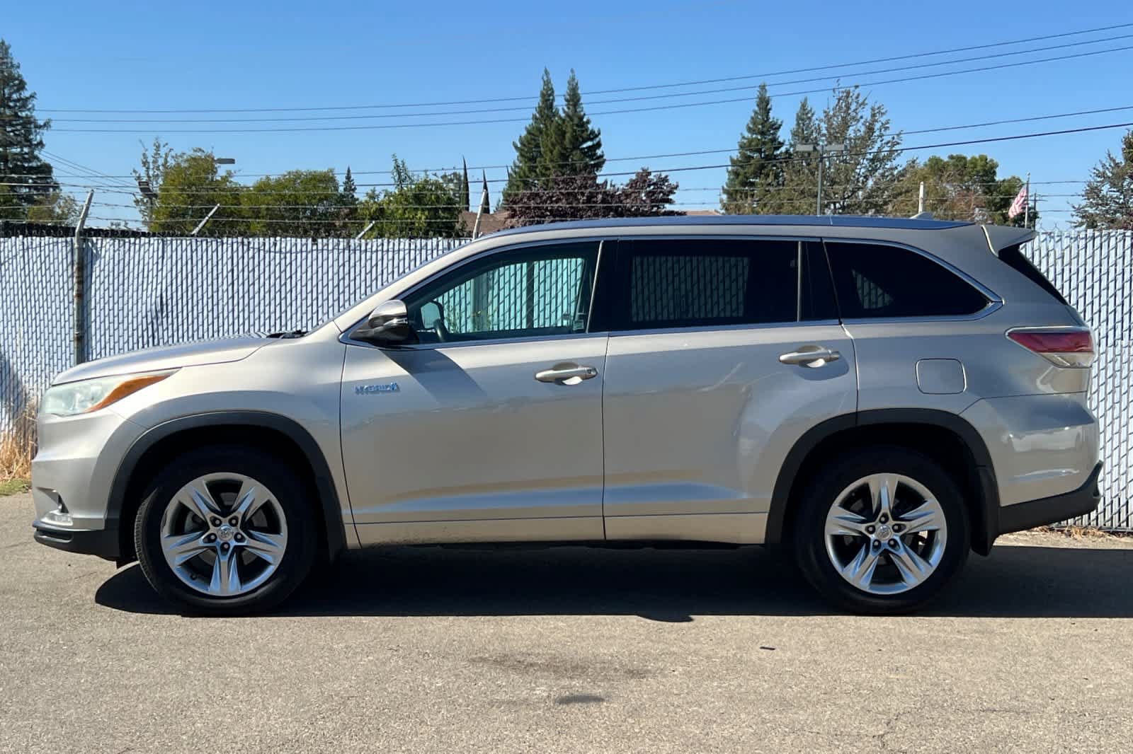Used 2014 Toyota Highlander Limited Platinum AWD/4WD image 2