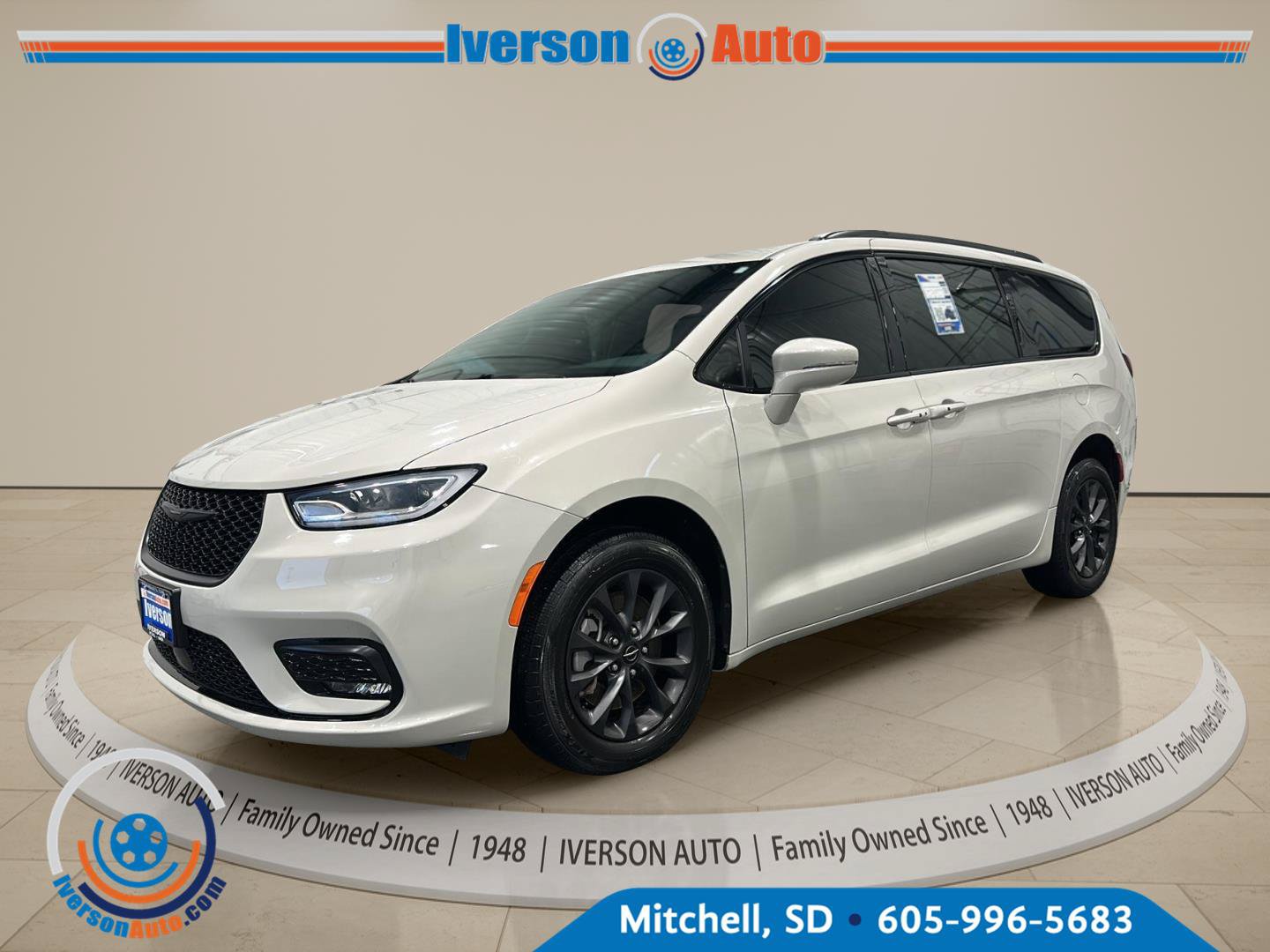 Used 2021 Chrysler Pacifica Touring-L w/ S Appearance Package AWD/4WD image 3