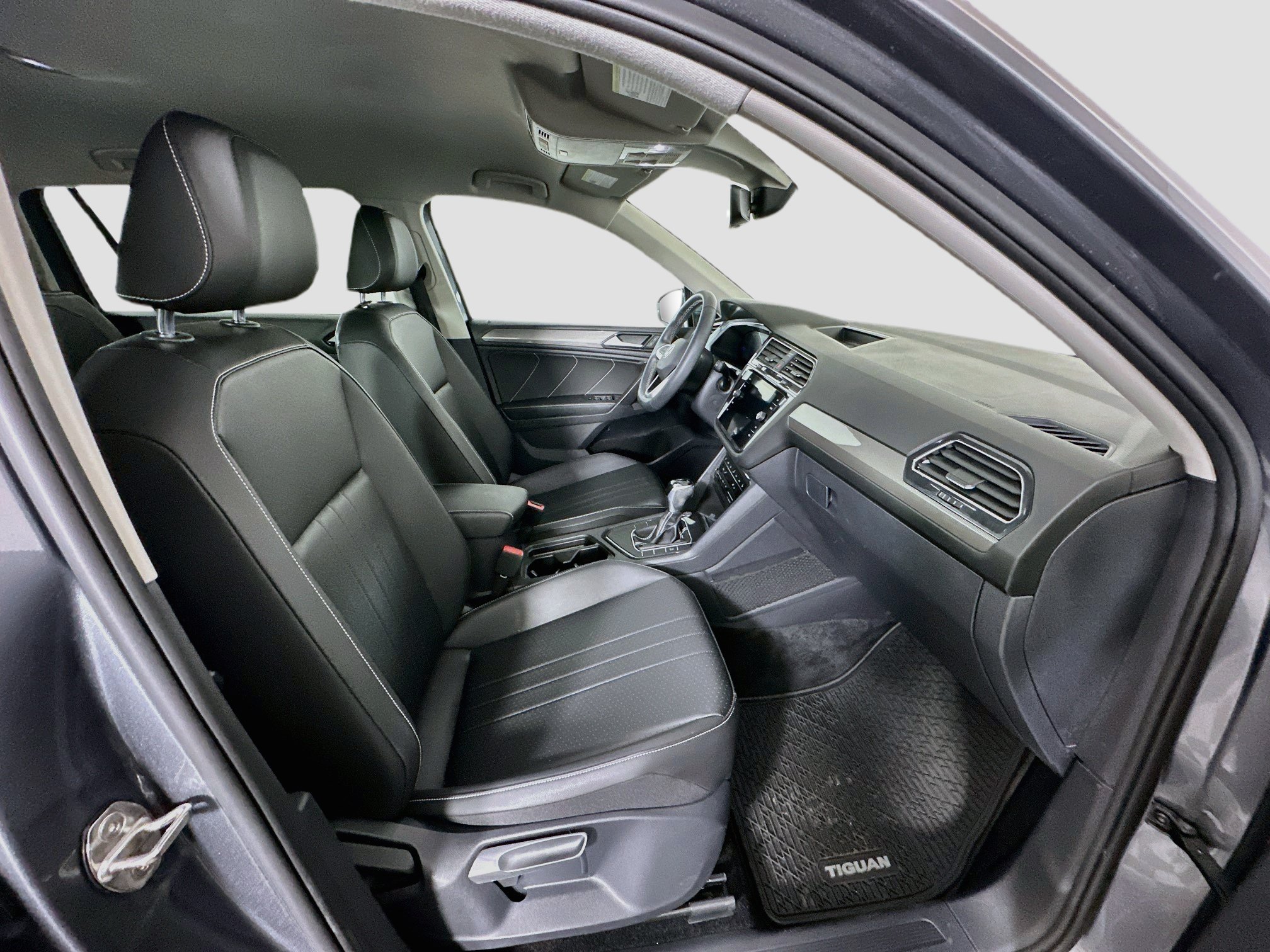 Used 2023 Volkswagen Tiguan SE FWD image 32