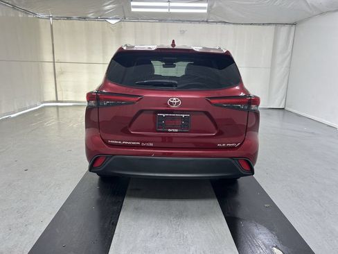 Used 2022 Toyota Highlander XLE AWD/4WD image 22