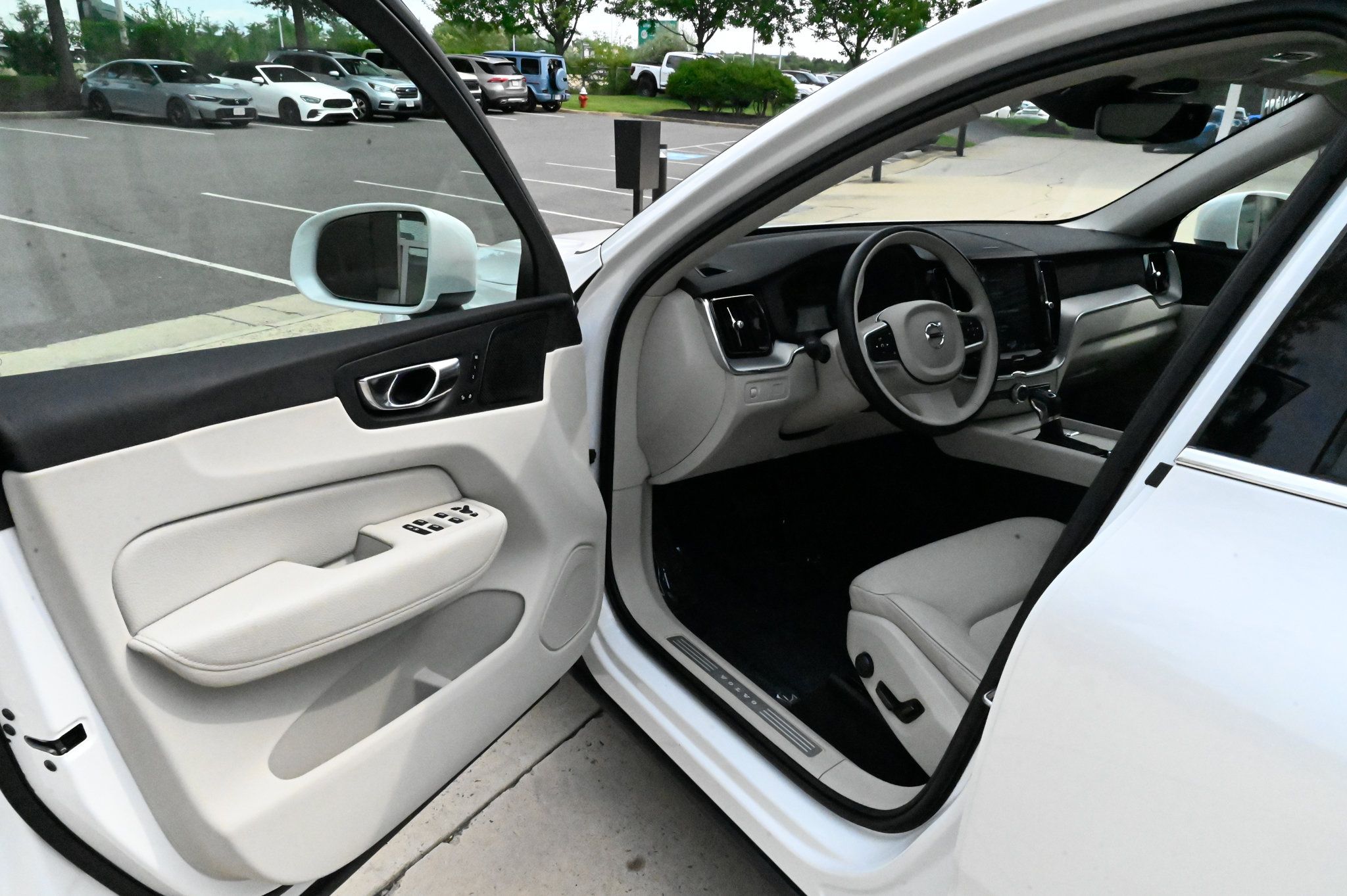 Used 2019 Volvo XC60 T5 Momentum w/ Multimedia Package AWD/4WD image 15