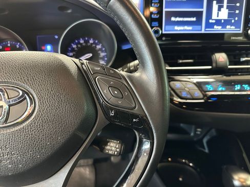 Used 2020 Toyota C-HR XLE FWD image 17