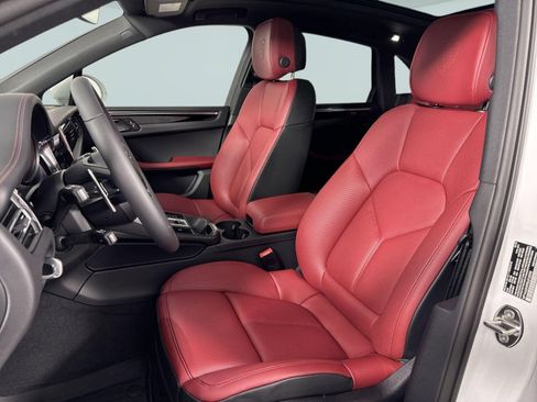 Certified 2025 Porsche Macan AWD/4WD image 5