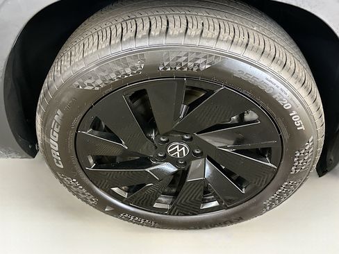 Used 2025 Volkswagen Atlas SE image 11