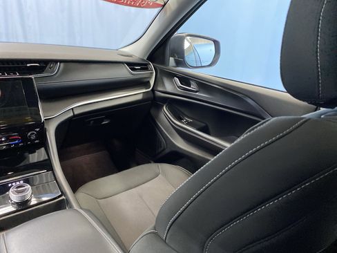 Certified 2024 Jeep Grand Cherokee Laredo X image 27